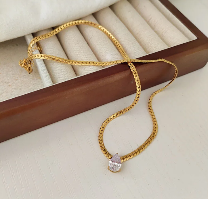 Elegante Collar Lagrima